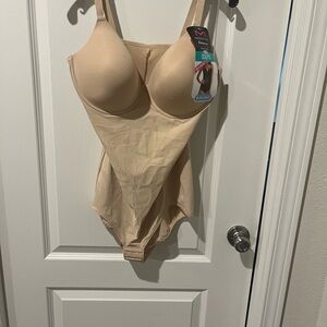 Maidenform FlexeesNWT 2XL Nude Body Shaper Bodysuit Control
Cool Comfort"